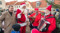 Borgmester Kenenth Gøtterup er ved juletræstændingen på Neels Torv kommet i fint selskab med både julemanden og de to musiknisser Mogens Bille og Fin Alfred. Foto: TorbenStender.