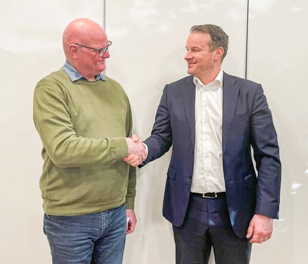 Direktør i Tårnby Forsyning Raymond Skaarup (tv.) og Jes Hansen, divisionsdirektør i Sweco,giver hånd på den nye aftale om rådgivning på fjernvarmeudbygningeni Dragør Kommune.