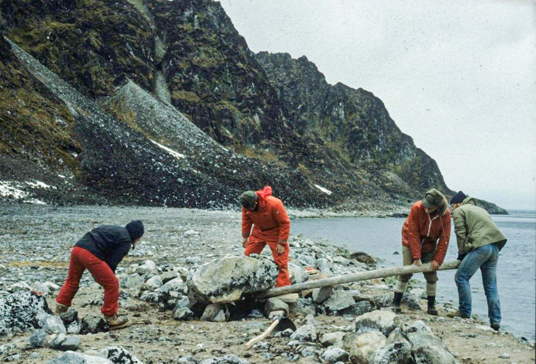 I sommeren 1984 foretages udgravning på gravsteder for 30 hvalfangere, der døde på Svalbard.