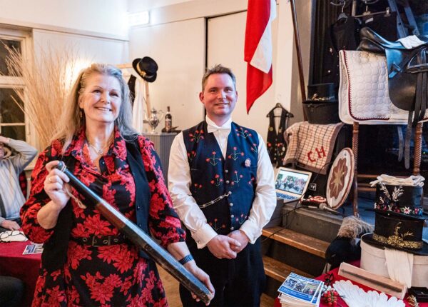Chytia Bech og Christian Hansen har medbragt mange af deres privatejede fastelavnsgenstande. Foto: TorbenStender.