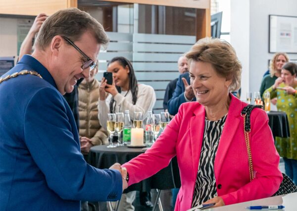 Med håndtryk fra borgmester Kenneth Gøtterup er Sue Irmov nu dansk statsborger. Foto: TorbenStender.
