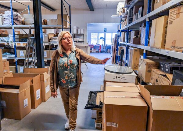 Direktør Ann-Dorthe Henriksen viser rundt i virksomhedens lager. Foto: Rasmus Mark Pedersen.