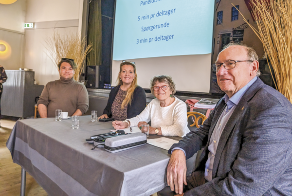 Det politiske debatpanel med (fra venstre) Nikolaj Bertel Riber (A), Mia Tang (C), Kristine Bak (T) samt Erik Skovgaard Nielsen (V). Foto: Rasmus Mark Pedersen.