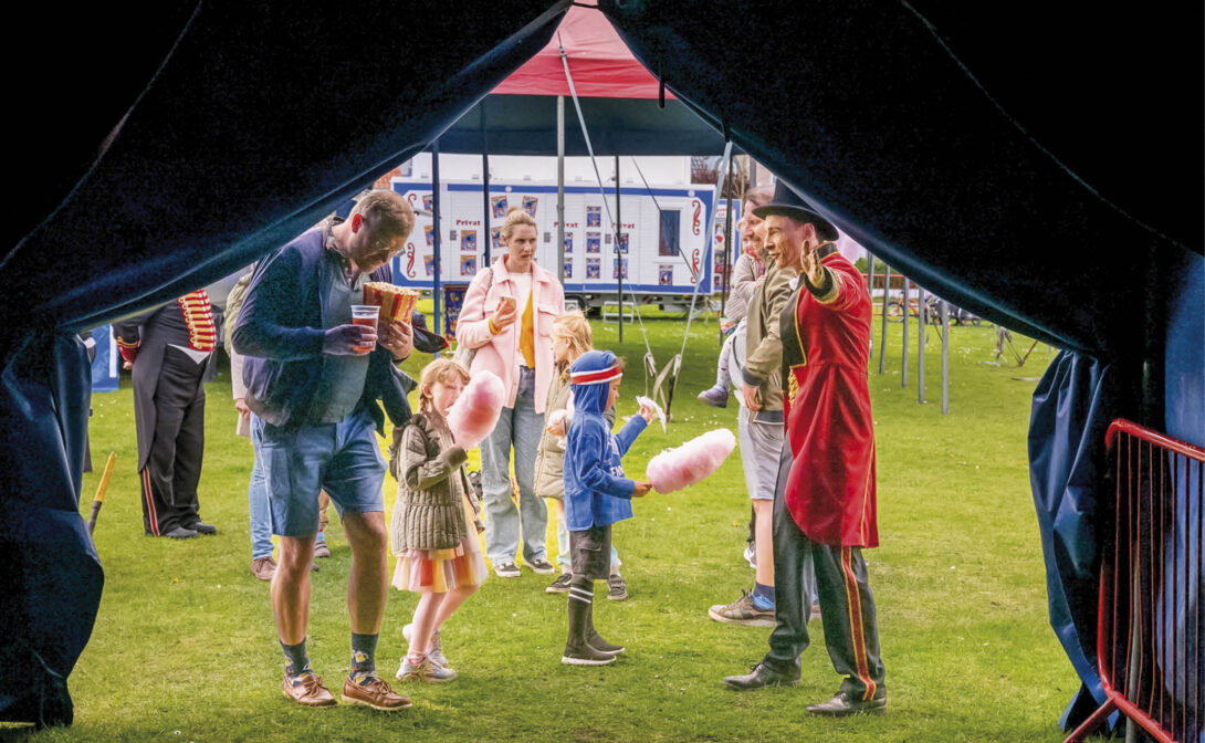 Gæster med friske forsyninger i armene bliver budt velkommen til Cirkus Baldoni. Foto: TorbenStender.