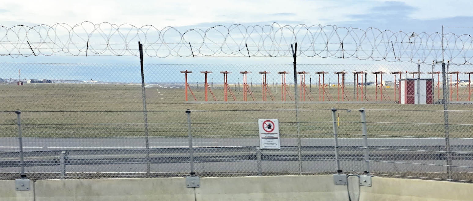 Inde bag trådhegnet udvides lufthavnens kapacitet. Foto: Kenneth Olsen.