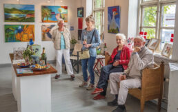 Der hygges om gæsterne ved Mette Hoppensach Sommer og Sofie Gerd K. Klints fernisering på deres udstilling lørdag den 8. juni. Foto: TorbenStender.