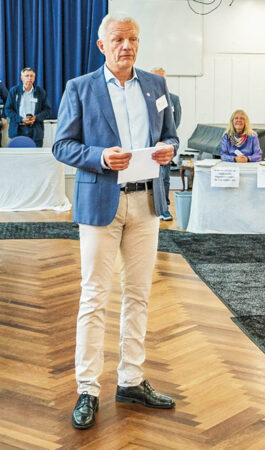 På valgstedet Dragør Skole er det 2. viceborgmesteren, Peter Læssøe, der står for den ceremonielle handling at åbne valget. Foto: TorbenStender.