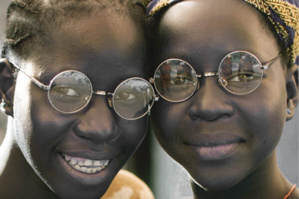To glade piger, der har fået briller.