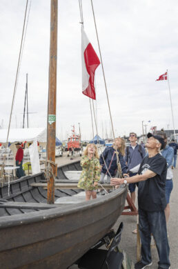 Flaget hejses på lodsernes gamle isbåd, Mågen. Arkivfoto: TorbenStender.