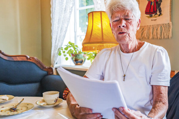 Med udgangspunkt i sin dagbog fortæller Bente Thers om sit liv på Saltholm. Foto: TorbenStender.