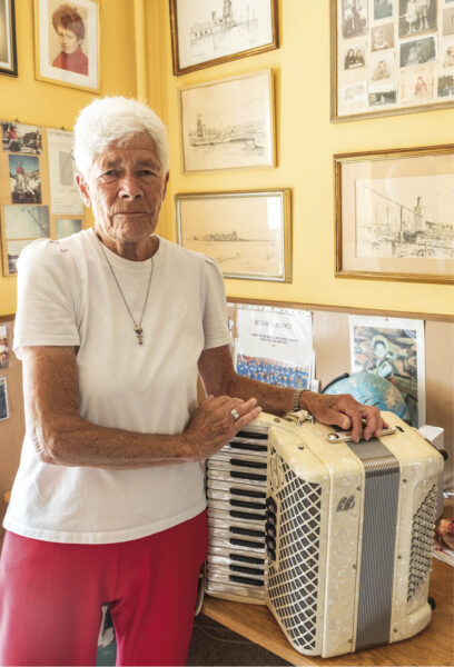 Bente Thers med sin Ballone Burini med 30 tangenter og 72 basser. Hun købte den i 2010 for 24.000 kroner. Foto: Jens Munch.