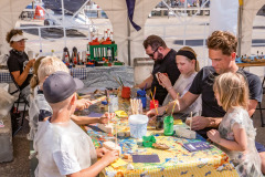 Der bliver flittigt produceret lodsbåde i pavillonen på havnepladsen foran lodsmuseet. Foto: TorbenStender.