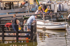 På havnen fiskes der både fra krabbebroen og fra kajkanten. Foto: TorbenStender.