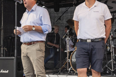 Philip Helgstrand, arrangøren af havnefesten, og borgmester Kenneth Gøtterup holder taler på scenen. Foto: Thomas Mose.