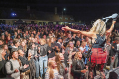 Der er godt gang i havnepladsen under Hvide Løgnes koncert lørdag aften. Foto: TorbenStender.