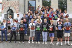 Eleverne viser deres færdige fuglehuse frem. Foto: Dragør Skole.