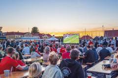 Lørdagen på havnen starter godt med sol under Öresundsmarkedet og senere med gemytlige tilhængere af de danske fodboldherrer. Foto: TorbenStender.