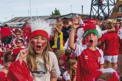 Der er udbredt enighed om dresscode, men en enkelt gul, lokal trøje fra Dragør Boldklub sniger sig ind i baggrunden. Foto: Jens Munch.