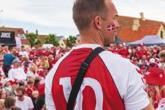 Adskillige generationer af trøjer ses på havnepladsen. Denne minder umiskendeligt om trøjen fra EM i 1984, hvor Preben Elkjær bar nummer 10. Foto: Jens Munch.