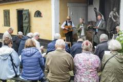 I gården på Amagermuseet synger Bente Walløe Poulsen og borgmester Kenneth Gøtterup duet. Foto: TorbenStender.