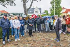 På Nordre Væl vises Dines Bogøs byvandring, der går langs den tidligere kommunegrænse, stor interesse. Foto: TorbenStender.