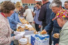 Den gratis morgenmad er populær denne lørdag morgen. Foto: TorbenStender.