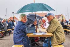 Trods let støvregn er stemningen god ved morgenbordet. Foto: TorbenStender.