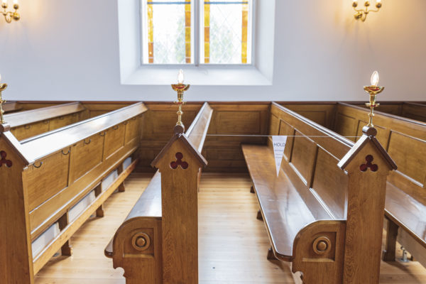 I Drag­ør Kirke er hver anden kirkebænk afspærret, og der må højest sidde to på hver bænk. Foto: Thomas Mose.