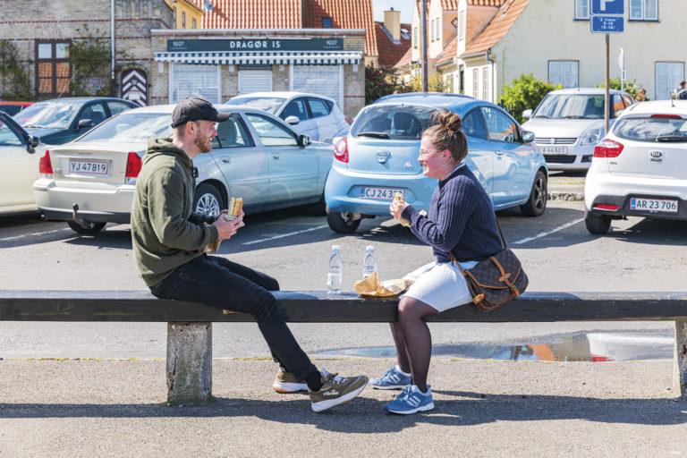 Fredag i sidste uge bød på masser af sol. Det gav blandt andet mulighed for at nyde en sandwich i det fri. Foto: TorbenStender.