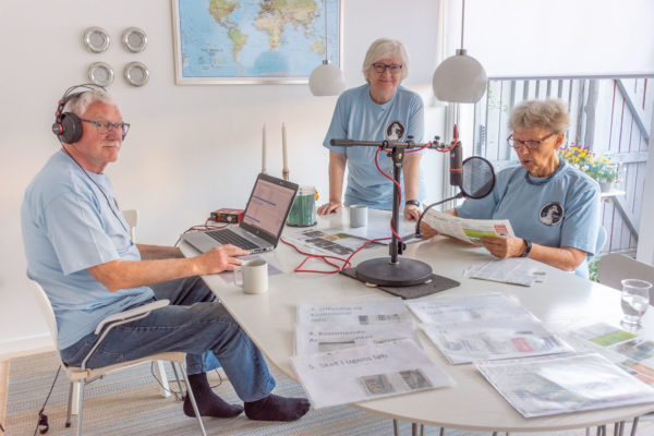 Produktion af lydavisen er i fuld gang i det midlertidige studie. Fra venstre ses Flemming Nielsen, Wiebke Zickert og Winnie Walløe. Foto: Hans Jacob Sørensen.