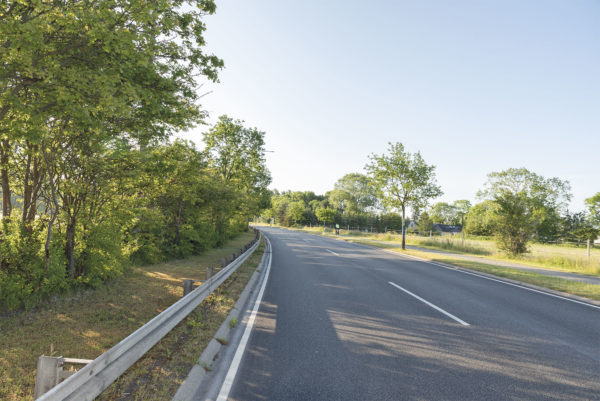 På 150 meters afstand kan i overhalingsbanen, når man et kommet ud af tunnellen, for første gang skimte skiltet, der markerer ophævelse af de 80 km/t. samt overgang til byzone. Foto: HAS.