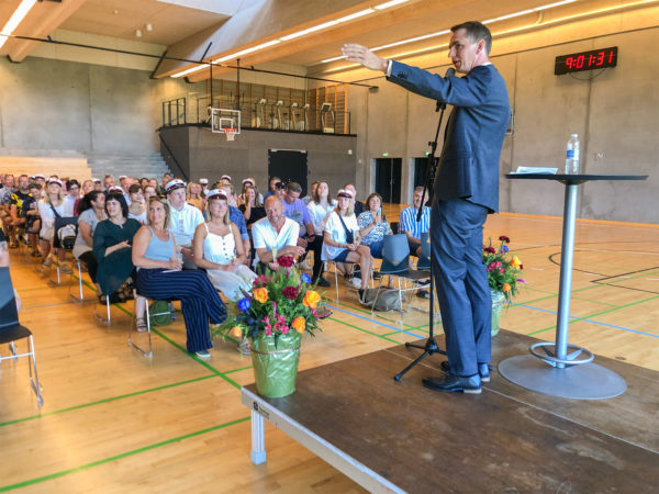 Rektor Mikkel Harder Sørensen i gang med en af sine 12 dimissionstaler. Foto: Kathrina Aggebo.