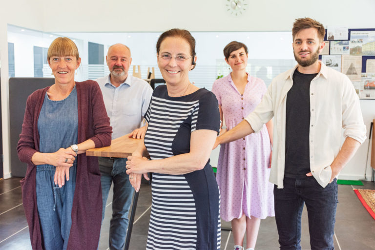 Grønbech-teamet med Susanne Lindø Grønbech i centrum – flankeret af Camilla Heyde og Mikael Winkler til venstre samt Emilie Greve Falbe-Hansen og Andreas Holmelund til højre. Foto: Hans Jacob Sørensen.