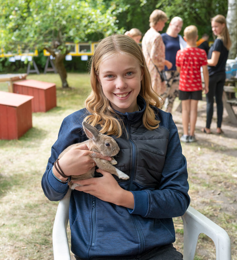 Sofie Gintberg med vinderkaninen Mikkel.