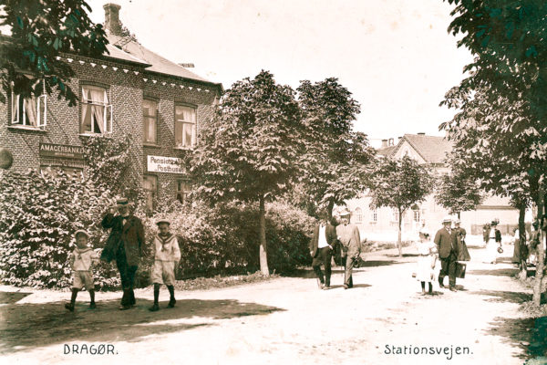 Stationsvej med pensionatet til venstre. Landliggerbørnene henter deres fædre fra toget. Foto: Historisk Arkiv Drag­ør.