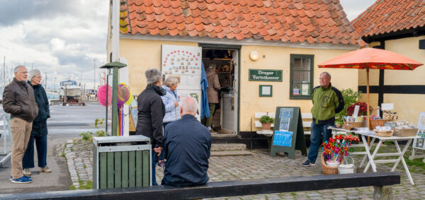 Byvandringerne starter ved det lille turistkontor på havnen. Foto: TorbenStender.