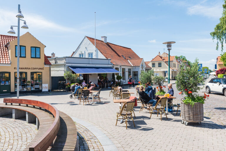 Kommunalbestyrelsen giver midlertidig tilladelse til mere udeservering for byens restauranter og caféer. Foto: HAS.