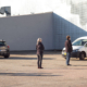 Folk i kø – med fin afstand – til udendørs afhentning af mad fra Rosenkildes ved Hollænderhallen. Foto: TorbenStender.