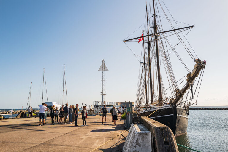 Et hold unge fra Dragør Ungdomsskole drager på corona-forkortet togt med Fulton. Foto: TorbenStender.