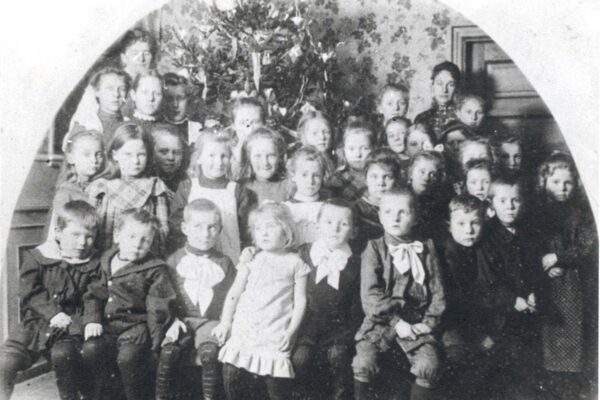 Sidste skoledag før jul i 1905 i »Tulipanhuset« med juletræ i baggrunden. Foto: Historisk Arkiv Drag­ør.