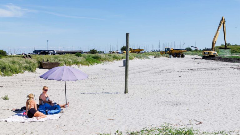 Badegæsterne var klar til at indtage Mormorstranden så snart tangen var fjernet. Arkivfoto: TorbenStender.