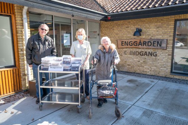 Sammen med ønsket om en god påske får Inge Karlsson på vegne af beboere og personale overbragt Besøgsvennernes gave, som de udtrykker håb om må smage. Foto: TorbenStender.