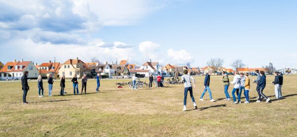 7.D fra Nordstrandskolen brugte sidste onsdag, den 17. marts, en del af deres ugentlige udendørs skoledag på at spille rundbold på det store græsområde ved Drag­ør Havn. Om det var drengene eller pigerne, der vandt, melder historien ikke noget om. Foto: TorbenStender.