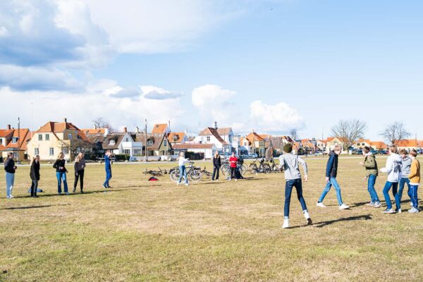 7.D fra Nordstrandskolen brugte sidste onsdag, den 17. marts, en del af deres ugentlige udendørs skoledag på at spille rundbold på det store græsområde ved Drag­ør Havn. Om det var drengene eller pigerne, der vandt, melder historien ikke noget om. Foto: TorbenStender.