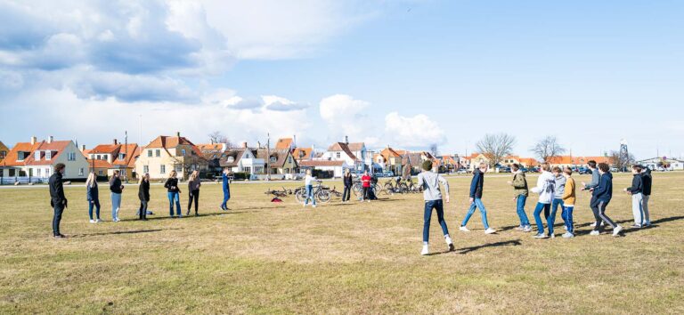 7.D fra Nordstrandskolen brugte sidste onsdag, den 17. marts, en del af deres ugentlige udendørs skoledag på at spille rundbold på det store græsområde ved Drag­ør Havn. Om det var drengene eller pigerne, der vandt, melder historien ikke noget om. Foto: TorbenStender.