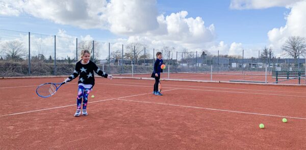 To af Drag­ør Tennis’ baner er allerede blevet åbnet. Det er cirka en måned tidligere, end det normalt er tilfældet.