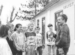 Året er 1993. David Rehling er i dialog med børn på Sølyst om miljøet. Foto: Dirch Jansen