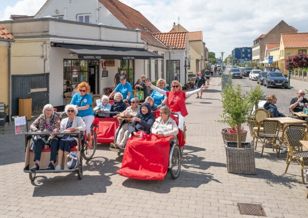 Det gode vejr blev, nydt da Cykling uden alder i lørdags tog en tur rundt i Drag­ør. Foto: TorbenStender.