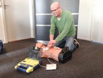 Jesper Beck fra StrandEngs Hjerteløbergruppe demonstrerer brugen af en hjertestarter.