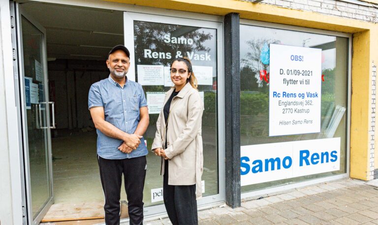 Saleem Raza og hans datter, Minaal, foran de tomme lokaler på Kirkevej. Foto: Hans Jacob Sørensen.